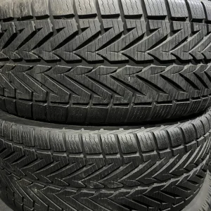Пара зимових шин 225/45/18 Vredestein