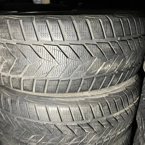 Пара зимових шин 225/55/17 Vredestein